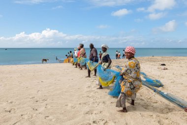 Rameshwaram, Hindistan - Aralık, 21, 2016. Bir grup insan yakınlarında küçük bir köy Dhanushkodi sahilde Balık tutma