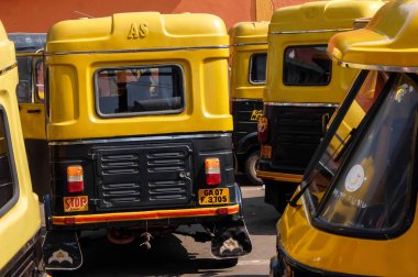 Panaji, Hindistan - 13 Şubat 2017. Çekçek taksi durağı Panaji, Goa, Hindistan