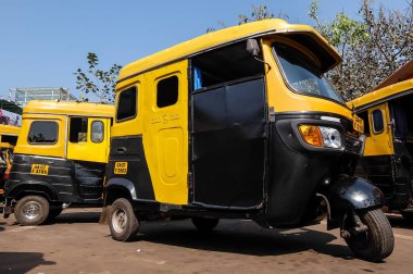 Panaji, Hindistan - 13 Şubat 2017. Çekçek taksi durağı Panaji, Goa, Hindistan