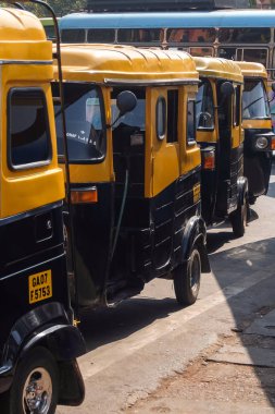 Panaji, Hindistan - 13 Şubat 2017. Çekçek taksi durağı Panaji, Goa, Hindistan