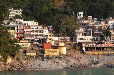 Rishikesh, Hindistan - Kasım, 4, 2017. Ganga nehir setin içinde Rishikesh görünümünü
