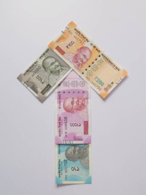 Yeni Hint para, 50, 200, 500, 2000 rupi. Beyaz Kağıt arka plan üzerinde ok kavramı.