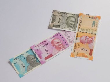 Yeni Hint para, 50, 200, 500, 2000 rupi. Beyaz Kağıt arka plan üzerinde ok kavramı.