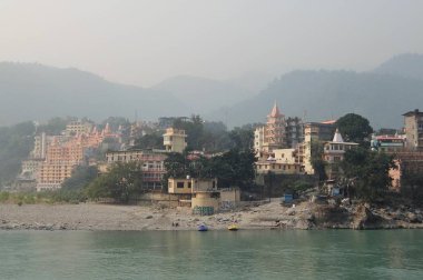 Rishikesh, Hindistan - Kasım, 2, 2017. Rishikesh Ganga Nehri'nin güzel manzara