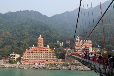 Rishikesh, Hindistan - Kasım, 2, 2017. Ganga nehir dolgu, sadık Jhula köprü ve Tera Manzil Tapınağı, Trayambakeshwar Rishikesh içinde güzel görünümünü