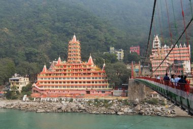 Rishikesh, Hindistan - Kasım, 2, 2017. Ganga nehir dolgu, sadık Jhula köprü ve Tera Manzil Tapınağı, Trayambakeshwar Rishikesh içinde güzel görünümünü
