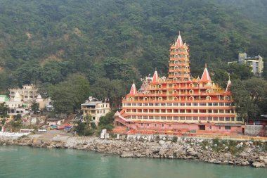 Rishikesh, Hindistan - Kasım, 2, 2017. Ganga nehir dolgu ve Tera Manzil Tapınağı, Trayambakeshwar Rishikesh içinde güzel görünümü