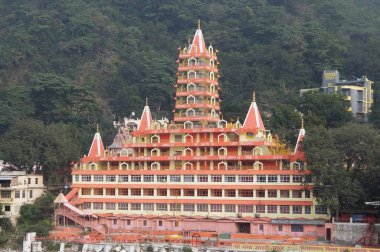 Rishikesh, Hindistan - Kasım, 2, 2017. Ganga nehir dolgu ve Tera Manzil Tapınağı, Trayambakeshwar Rishikesh içinde güzel görünümü