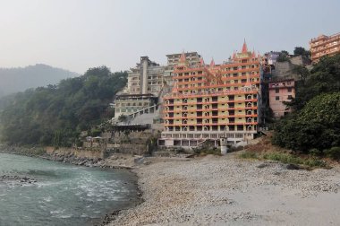 Rishikesh, Hindistan - Kasım, 2, 2017. Hinduist Tapınağı Shri Makar Vahani Ganga Jee ve Sita Ram Dham Ashram görünümünü Rishikesh Ganga nehir üzerinde