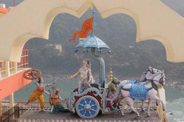 Rishikesh, Hindistan - Kasım, 2, 2017. Ganga Rishikesh içinde nehir üzerinde hinduist tapınak Shri Makar Vahani Ganga Jee ve Sita Ram Dham Ashram heykeller görünümünü