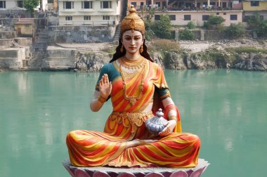 Rishikesh, Hindistan - Kasım, 3, 2017. Ganga Rishikesh içinde nehir üzerinde oturan Tanrıça Parvati heykeli