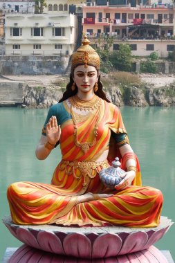 Rishikesh, Hindistan - Kasım, 3, 2017. Ganga Rishikesh içinde nehir üzerinde oturan Tanrıça Parvati heykeli