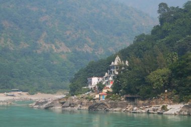 Ganga nehirde Rishikesh, dağ manzarası içinde geçmiş görünümünü