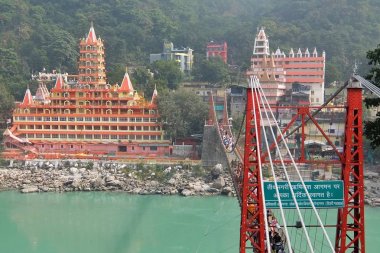 Rishikesh, Hindistan - Kasım, 3, 2017. Ganga nehir dolgu, sadık Jhula köprü ve Tera Manzil Tapınağı, Trimbakeshwar Rishikesh içinde güzel görünümünü