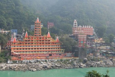 Rishikesh, Hindistan - Kasım, 3, 2017. Ganga nehir dolgu, sadık Jhula köprü ve Tera Manzil Tapınağı, Trimbakeshwar Rishikesh içinde güzel görünümünü