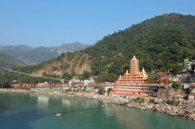 Rishikesh, Hindistan - Kasım, 4, 2017. Ganga nehir dolgu, sadık Jhula köprü ve Tera Manzil Tapınağı, Rishikesh Trimbakeshwar görünümünü