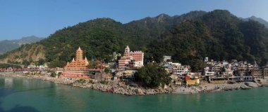 Rishikesh, Hindistan - Kasım, 4, 2017. Ganga nehir dolgu, sadık Jhula köprü ve Tera Manzil Tapınağı, Rishikesh Trimbakeshwar görünümünü