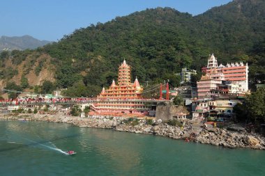 Rishikesh, Hindistan - Kasım, 4, 2017. Ganga nehir dolgu, sadık Jhula köprü ve Tera Manzil Tapınağı, Rishikesh Trimbakeshwar görünümünü