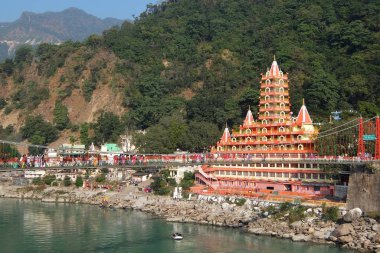 Rishikesh, Hindistan - Kasım, 4, 2017. Ganga nehir dolgu, sadık Jhula köprü ve Tera Manzil Tapınağı, Rishikesh Trimbakeshwar görünümünü