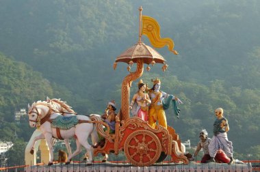Rishikesh, Hindistan - Kasım, 4, 2017. Ganga Rishikesh içinde nehir üzerinde hinduist tapınak Shri Makar Vahani Ganga Jee ve Sita Ram Dham Ashram heykeller görünümünü