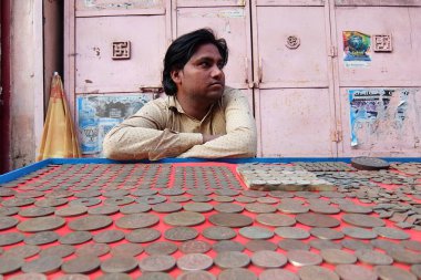 Rishikesh, Hindistan - Kasım, 4, 2017. Rishikesh Caddesi'ndeki eski paralar satan adam