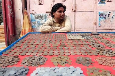 Rishikesh, Hindistan - Kasım, 4, 2017. Rishikesh Caddesi'ndeki eski paralar satan adam