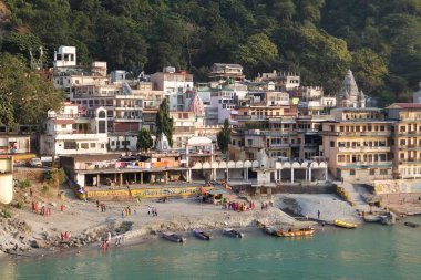 Rishikesh, Hindistan - Kasım, 4, 2017. Ganga nehir setin içinde Rishikesh görünümünü