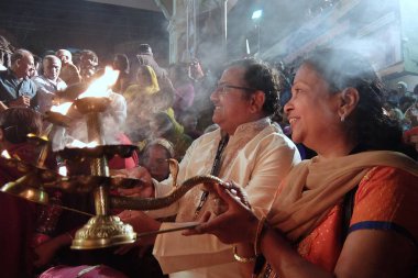 Rishikesh, Hindistan - Kasım, 4, 2017. Gün batımında Parmarth oguzhan ashram törenle Ganga Aarti. Rishikesh dünya sermaye Yoga, ayrıca turist çekmek çok sayıda yoga merkezleri var.