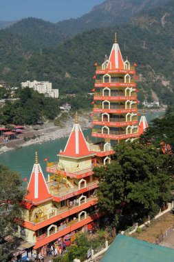 Rishikesh, Hindistan - Kasım, 4, 2017. Ganga nehir dolgu ve Tera Manzil Tapınağı, Rishikesh Trimbakeshwar görünümünü