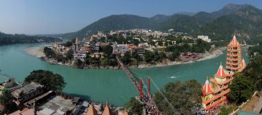 Rishikesh, Hindistan - Kasım, 4, 2017. Ganga nehir dolgu, sadık Jhula köprü ve Tera Manzil Tapınağı, Rishikesh Trimbakeshwar görünümünü