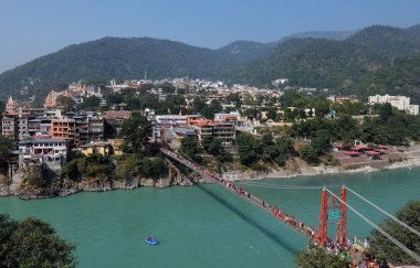 Rishikesh, Hindistan - Kasım, 4, 2017. Ganga nehir dolgu ve Rishikesh Bridge'de sadık Jhula görünümünü