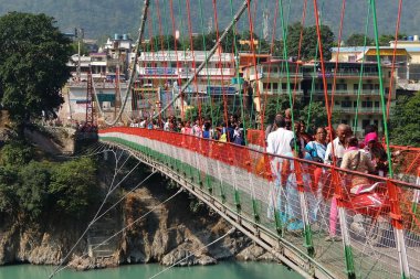 Rishikesh, Hindistan - Kasım, 5, 2017. İnsanlar Laxman Jhula köprüyü geçtikten.