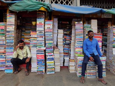 Bangalore, Hindistan - Kasım, 19, 2017. Bangalore sokak kitapçıda. Satılık kullanılmış kitaplar.