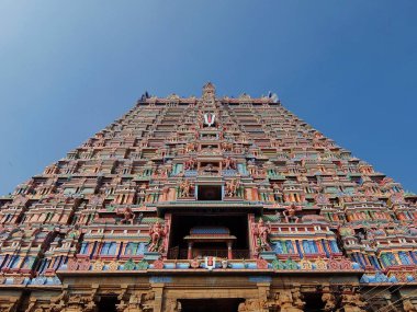 Tiruchirappalli, Hindistan - Kasım, 20, 2017. Srirangam Rajagopuram, anıtsal giriş Kulesi, Hint tanrıları süslü heykelleri ve Srirangam Srirama Puram tapınakta tanrıçası ile dekore edilmiş,