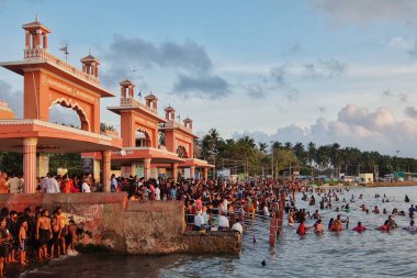 Rameshwaram, Hindistan - Kasım, 21, 2017. Umman Denizi tapınağın girmeden önce banyo Hindu insanlar insanlar