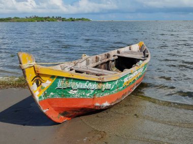 Rameshwaram, Hindistan - Kasım, 21, 2017. Deniz kıyısı Dhanushkodi Köyü terk edilmiş eski tekne