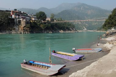 Rishikesh, Hindistan - Kasım, 9, 2017. Ganga nehir dolgu ve Rishikesh Bridge'de sadık Jhula görünümünü