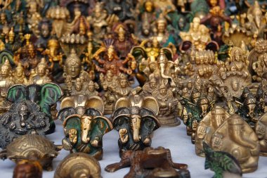 Rishikesh, Hindistan - Kasım, 9, 2017. Rishikesh sokak piyasada küçük bronz heykelcikler.