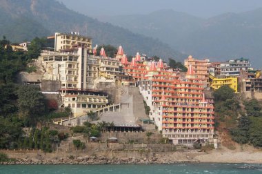 Rishikesh, Hindistan - Kasım, 9, 2017. Hinduist Tapınağı Shri Makar Vahani Ganga Jee ve Sita Ram Dham Ashram görünümünü Rishikesh Ganga nehir üzerinde