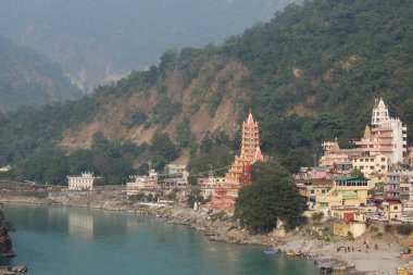 Rishikesh, Hindistan - Kasım, 9, 2017. Ganga nehir dolgu, sadık Jhula köprü ve Tera Manzil Tapınağı, Rishikesh Trimbakeshwar görünümünü
