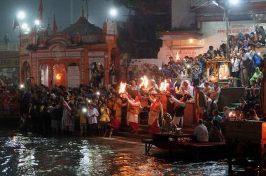 Harid, Hindistan - Kasım, 6, 2017. İnsanlar Ganga nehir setin Har Ki Pauri. Harid Ganj kıyısında ünlü bir dağ geçidi har Ki Pauri olduğunu.