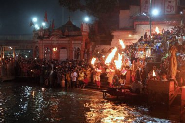 Harid, Hindistan - Kasım, 6, 2017. İnsanlar Ganga nehir setin Har Ki Pauri. Harid Ganj kıyısında ünlü bir dağ geçidi har Ki Pauri olduğunu.