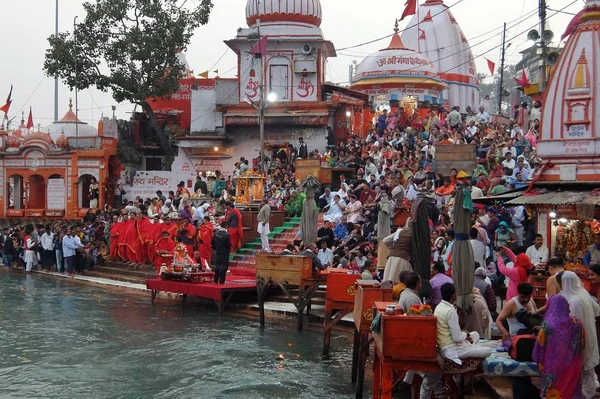 Haridwar Índia Novembro 2017 Pessoas Aterro Rio Ganga Har Pauri — Fotografia de Stock