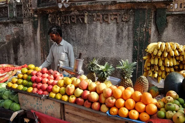 Rishikesh, Hindistan - Kasım, 9, 2017. Rishikesh pazarda yerel meyve