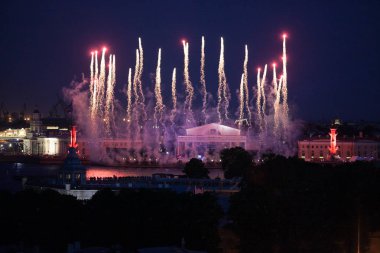 Prag, Rusya Federasyonu - 18 Haziran 2011. Işık gösterisi ve scarlet Yelkenli Neva Nehri üzerinde yüzen bir firkateyn ile havai fişek.