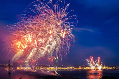 Prag, Rusya Federasyonu - 18 Haziran 2011. Işık gösterisi ve scarlet Yelkenli Neva Nehri üzerinde yüzen bir firkateyn ile havai fişek.