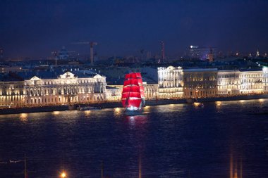 Prag, Rusya Federasyonu - 18 Haziran 2011. Işık gösterisi ve scarlet Yelkenli Neva Nehri üzerinde yüzen bir firkateyn ile havai fişek.