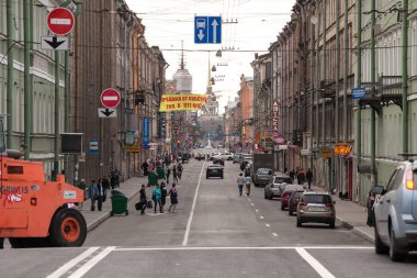 Saint-Petersburg, Rusya Federasyonu-Temmuz 2011 yaklaşık. St.Petersburg, Rusya'nın tarihi bölümünde sokak yol reconstructiongorohovaya sonra Gorohovaya sokak açıldı.