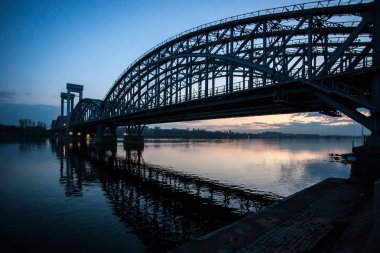 Geç akşam, gece görünümü Finlandskii demiryolunun köprü Neva Nehri, Saint-Petersburg, Rusya Federasyonu.
