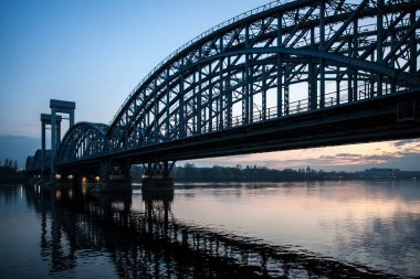 Geç akşam, gece görünümü Finlandskii demiryolunun köprü Neva Nehri, Saint-Petersburg, Rusya Federasyonu.